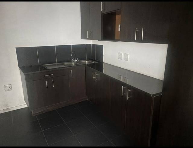 230M² BUILDING TO LET IN SAVOY ESTATE